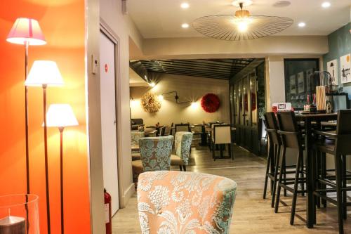 Ein Sitzbereich in der Unterkunft Hôtel Vic Eiffel