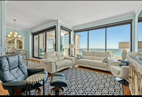 默特爾海灘的住宿－Penthouse North Myrtle Beach，带沙发、椅子和窗户的客厅