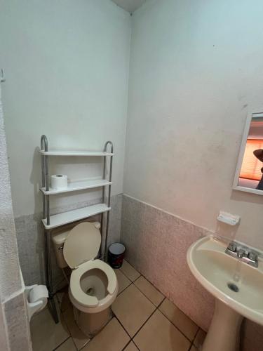 uma casa de banho com um WC e um lavatório em Casa grande y centrica, 3 cuartos y 2 baños em Hermosillo