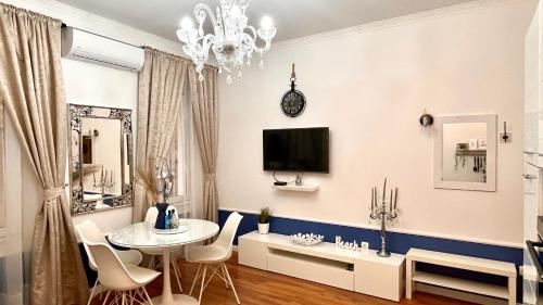 Televízia a/alebo spoločenská miestnosť v ubytovaní Marcel Zadar Old Town
