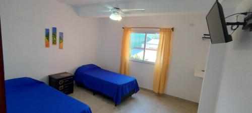 Los Nardos Duplex 2 في سان سلفادور دي خوخوي: غرفة بسريرين زرق ونافذة