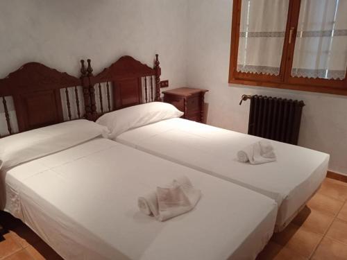 2 Betten in einem Zimmer mit weißer Bettwäsche und Kissen in der Unterkunft Global Imperial, Majestic House With Pool in L'Ampolla