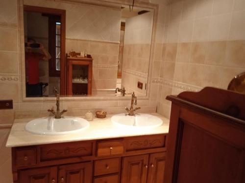 ein Badezimmer mit 2 Waschbecken und einem Spiegel in der Unterkunft Global Imperial, Majestic House With Pool in L'Ampolla