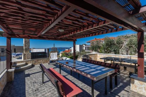 Family-friendly apartments with swimming pool Makarska - 22975