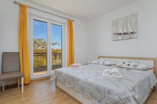 Family-friendly apartments with swimming pool Makarska - 22975