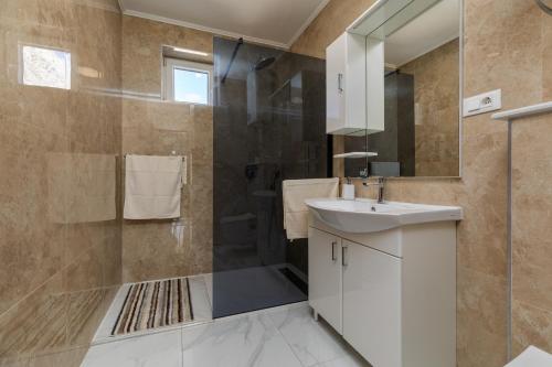 Family-friendly apartments with swimming pool Makarska - 22975