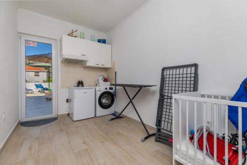 Family-friendly apartments with swimming pool Makarska - 22975