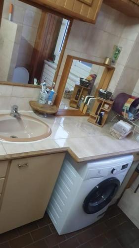 une salle de bain avec un lavabo et une machine à laver dans l'établissement Appartement F3 idéal JO proche de paris, à Épinay-sur-Seine
