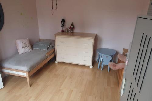 - une petite chambre avec un lit et une commode dans l'établissement Appartement F3 idéal JO proche de paris, à Épinay-sur-Seine