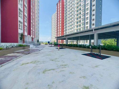 ein leerer Parkplatz in einer Stadt mit hohen Gebäuden in der Unterkunft Ipoh Anderson Suites by Migliore in Ipoh