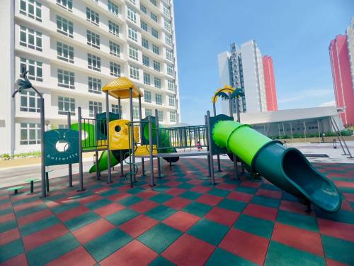 einen Spielplatz mit Rutsche in einer Stadt in der Unterkunft Ipoh Anderson Suites by Migliore in Ipoh
