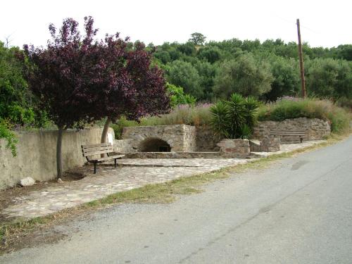 Imagen de la galería de Thalis Rooms, en Skoutari