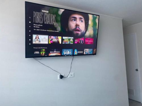 TV at/o entertainment center sa Full equipado 2D+2B a pasos Hospital Regional Rancagua