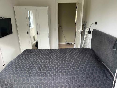 - une chambre avec un lit et une couette grise dans l'établissement Butyfull Summerhouse In Gilleleje Dk, à Gilleleje