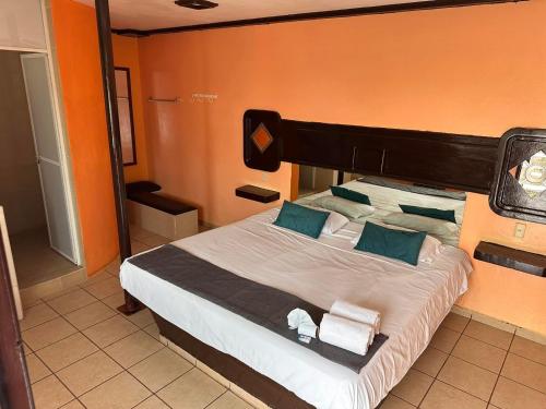 - une chambre avec un grand lit et des serviettes dans l'établissement Paléis, à Santa Cruz Tecamac