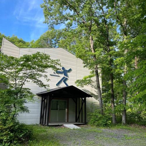 嬬恋村にある北軽井沢 ピックルボール山荘ラリーの上の男像のある建物