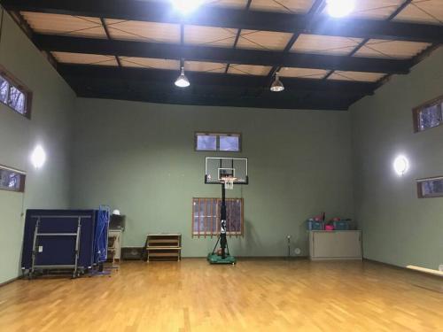 einen Fitnessraum mit Basketballkorb in einem Zimmer mit Holzboden in der Unterkunft Kitakaruizawa Morino Bessou NO5 in Tsumagoi