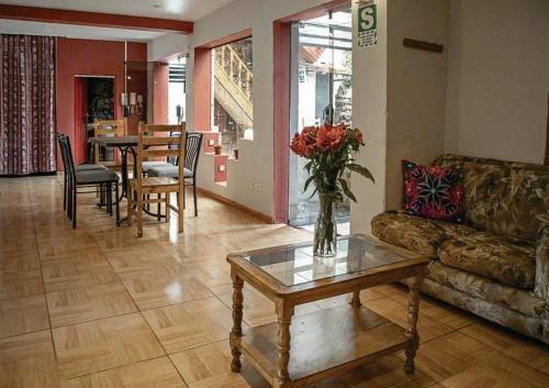 een woonkamer met een bank en een tafel bij WARM AND CENTRAL HOUSE WITH SPECTACULAR VIEW OF CUSCO in Cuzco