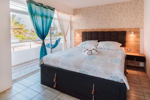 a bedroom with a large bed and a window at Casa vacacional en Galápagos, Santa Cruz in Puerto Ayora