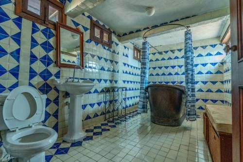 ein Badezimmer mit Badewanne, Toilette und Waschbecken in der Unterkunft Hacienda Venta de Guadalupe in La Venta