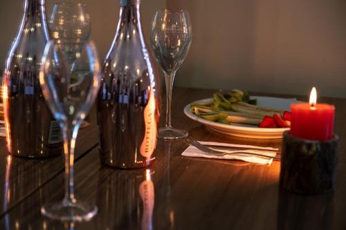een tafel met wijnglazen en een kaars erop bij İkarus Hotel in Kuşadası