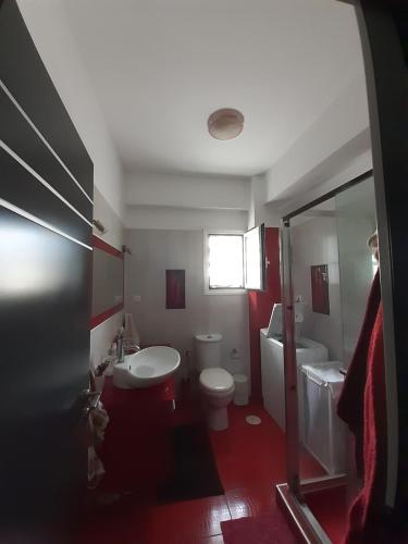 クシロカストロにあるSea Front Luxury Maisonetteのバスルーム(白いトイレ、シンク付)