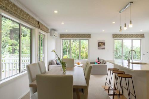 uma cozinha e sala de estar com mesa e cadeiras em memory em Auckland