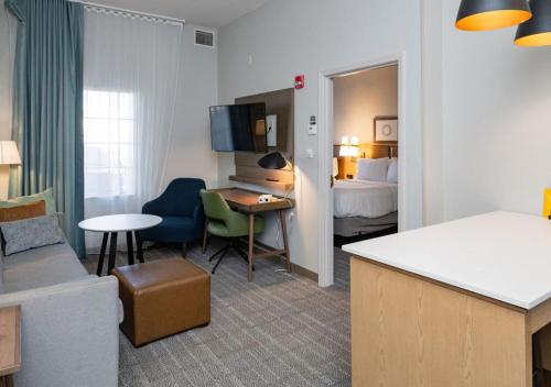 Letto o letti in una camera di Staybridge Suites Jackson by IHG