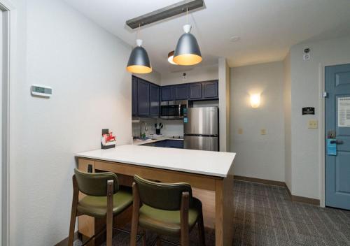 Cucina o angolo cottura di Staybridge Suites Jackson by IHG