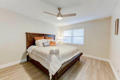 a bedroom with a bed and a ceiling fan at Amazing House*relax and unwind*5 min to hospitals in Temple