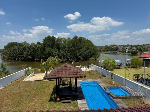 Ảnh trong thư viện ảnh của Riverside Bungalow with Pool at Koliba, Casa del Fiume ở Kuala Terengganu
