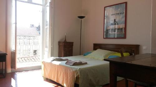 Кровать или кровати в номере Les 7 balcons, Comédie-Gare, Parking, Spacieux Lumineux Appt Haussmannien