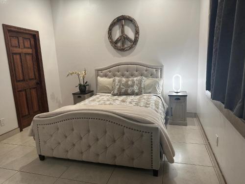 a bedroom with a bed and a mirror on the wall at Casa de campo con vistas espectaculares in Nogales