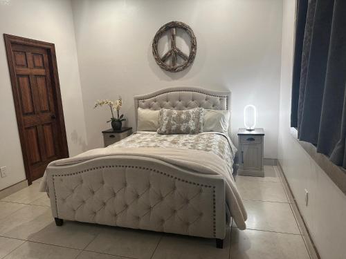 una camera da letto con un letto e uno specchio sul muro di Casa de campo con vistas espectaculares a Nogales