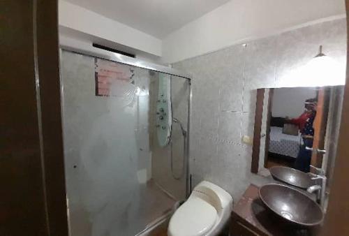 La salle de bains est pourvue de 2 lavabos, de toilettes et d'une douche. dans l'établissement Apartamento En Valencia, à Valencia