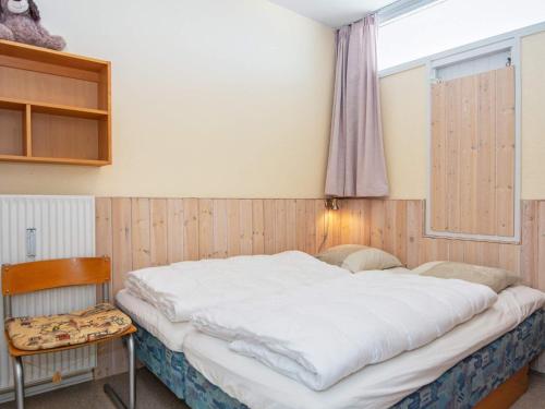 een slaapkamer met een groot bed en een raam bij Holiday home Fanø VII in Fanø