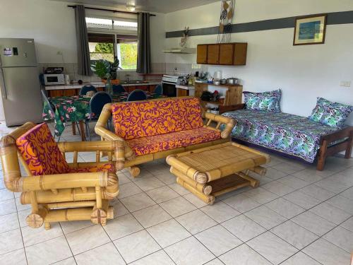 ein Wohnzimmer mit Sofas und Stühlen in der Unterkunft H&R House in Tiva