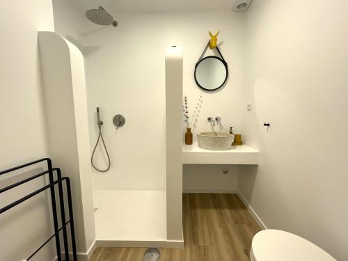 a bathroom with a sink and a mirror on the wall at Casa da Maria in Évora