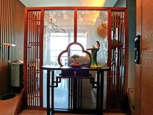a table with a vase on it in a room at Interact China Fine Condo - Shenzhen Bay in Shenzhen