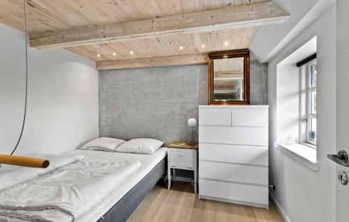 Hårbyにある2 Bedroom Cozy Home In Haarbyの小さなベッドルーム(ベッド1台、デスク付)