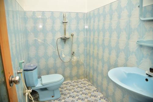 a bathroom with a toilet and a sink at Rusara Villa in Tissamaharama
