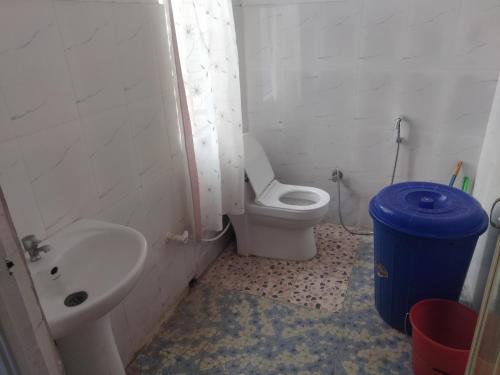 een badkamer met een toilet en een wastafel bij Moa's Nest in Dimapur