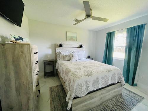 a bedroom with a bed and a ceiling fan at Home Away From Home in Vero Beach