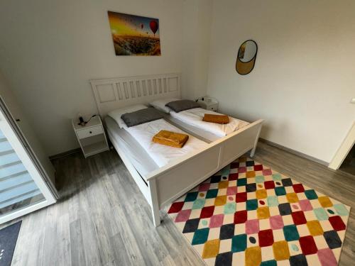 Postel nebo postele na pokoji v ubytování FeWo Elbo46 mit Balkon, Waschmaschine & Smart TV