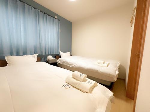 ein Zimmer mit 2 Betten und Handtüchern darauf in der Unterkunft ヴィラ山間堂Panorama Villa BBQ Bonfire Fuji view Annovillas Sankando in Fujikawaguchiko