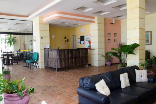 a lobby with a couch and a waiting room at Hotel Bellatrix in Macaé
