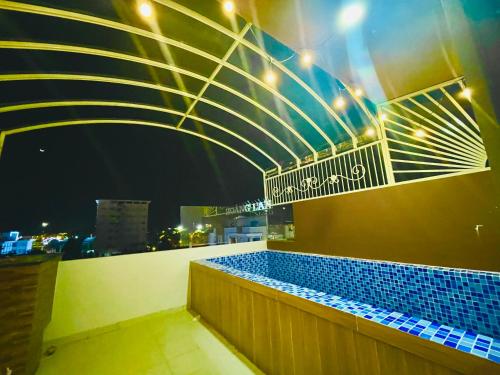 - Baño con piscina por la noche en KHÁCH SẠN HỒ GIA VILLA Phan Rang, en Kinh Dinh
