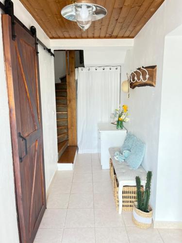 een kamer met een deur, een stoel en een tafel bij Olivier house in Zaglav