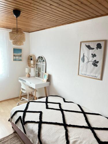 een slaapkamer met een bed en een bureau met een spiegel bij Olivier house in Zaglav