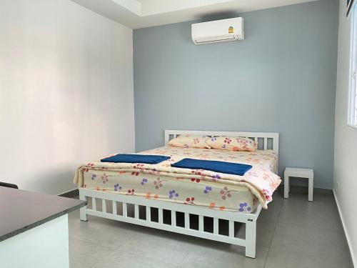 um quarto com uma cama num quarto branco em south pattaya,5BR modern villa em Pattaya Central